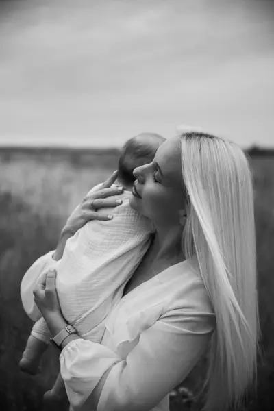 Family photoshoot on the Neusiedler See by Rebecca F