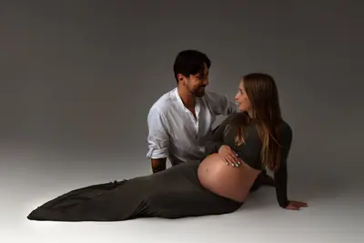 Maternity photoshoot in Vienna by Sabrina Z