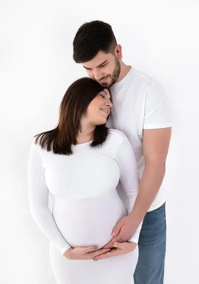 Maternity photoshoot in Vienna by Sabrina Z