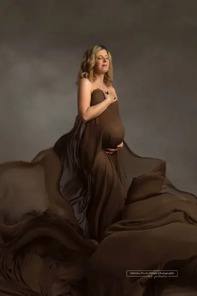 Maternity photoshoot in Vienna by Sabrina Z