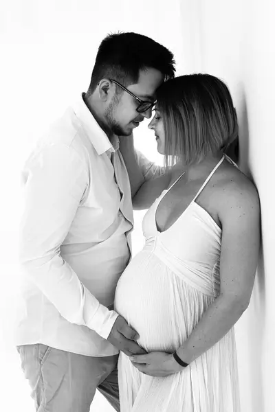 Maternity photoshoot in Vienna by Sabrina Z