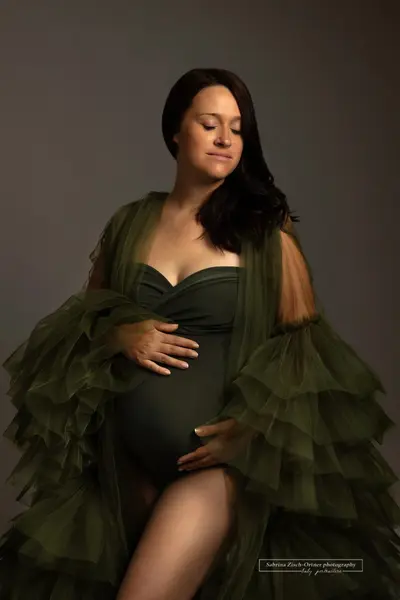Maternity photoshoot in Vienna by Sabrina Z